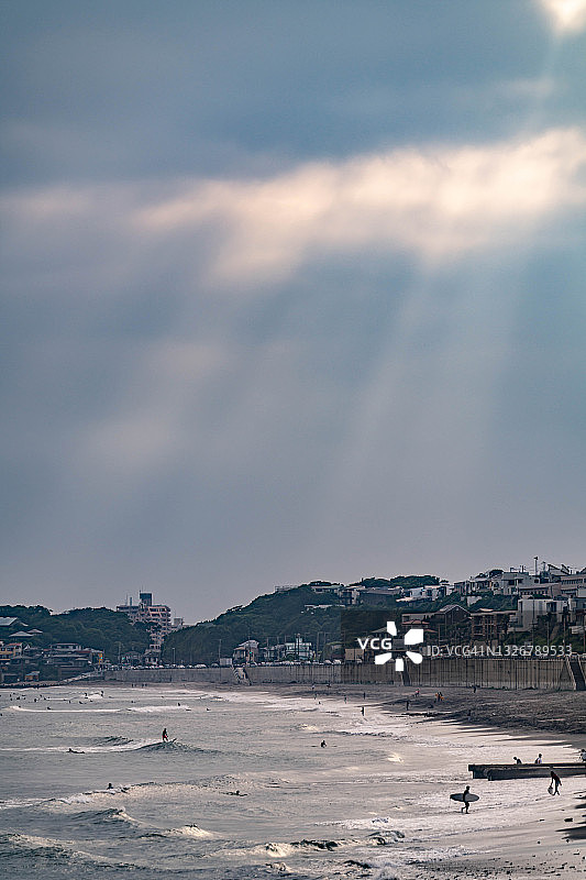 日本神奈川海滩上的夕阳图片素材