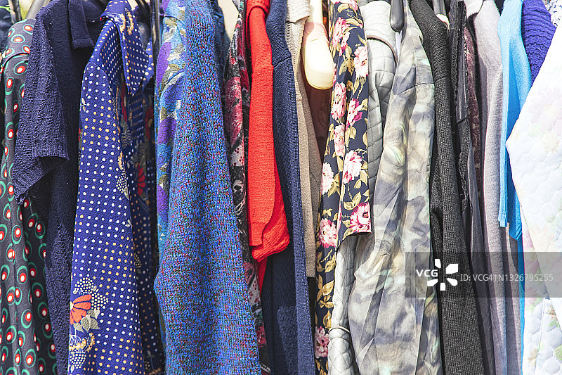 跳蚤市场的复古服装图片素材