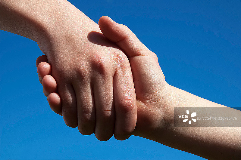 朋友们握手图片素材