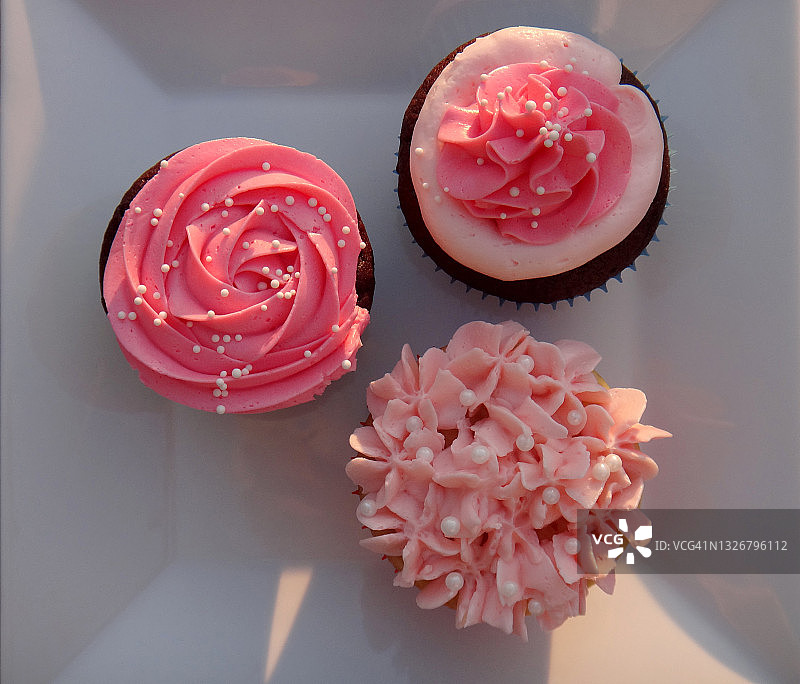 粉色装饰纸杯蛋糕图片素材