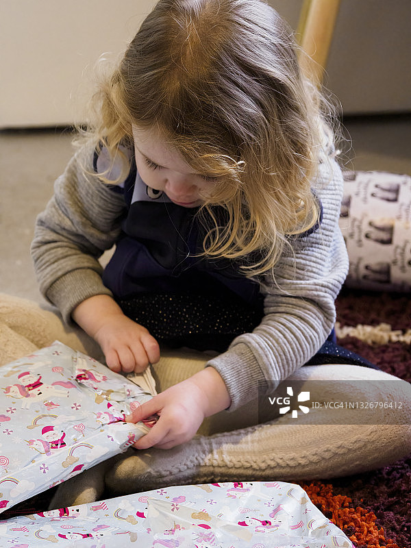 英国，幼儿打开圣诞礼物图片素材