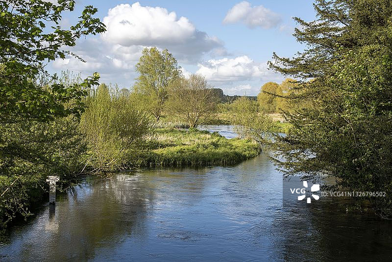 英国汉普郡特斯特河谷斯托克布里奇的特斯特河图片素材