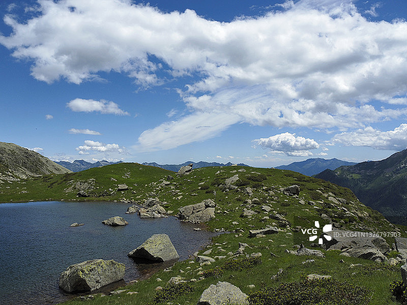 博尼安科山谷奥里亚恰湖高山冰斗的花岗岩巨石图片素材