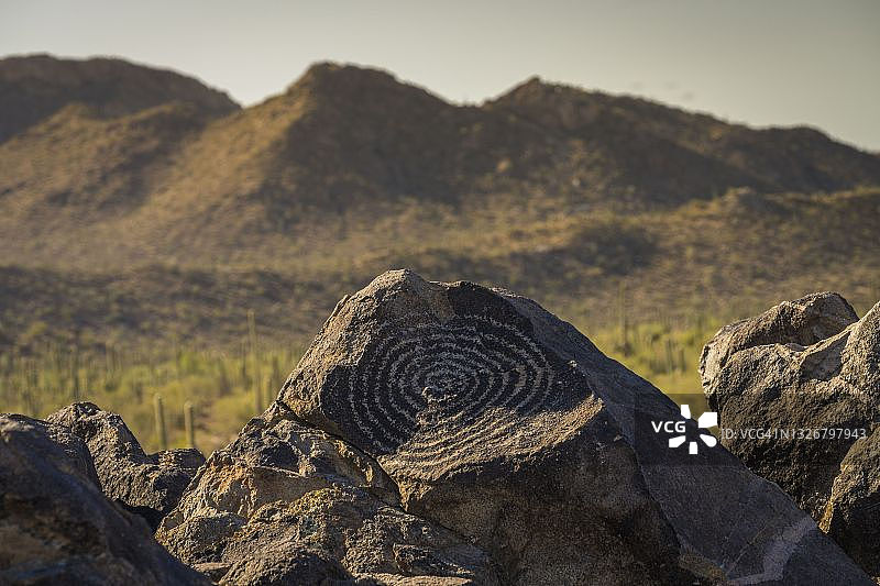 亚利桑那州萨瓜罗国家公园内一千多年前的史前岩画图片素材