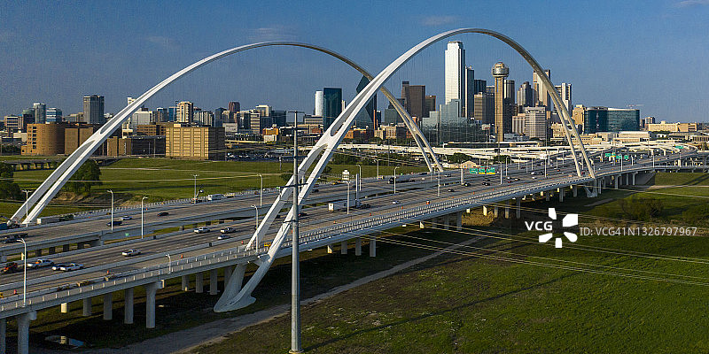 达拉斯天际线航拍，黄昏时玛格丽特·亨特大桥和城市灯光，德克萨斯州图片素材