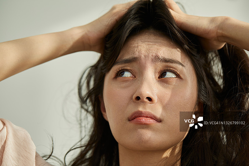 担心脱发和头皮屑的女人图片素材
