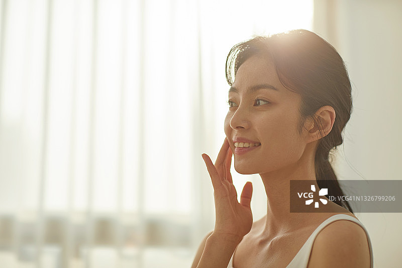 女人使用护肤品图片素材