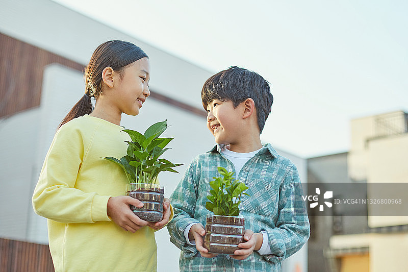 孩子们种植图片素材