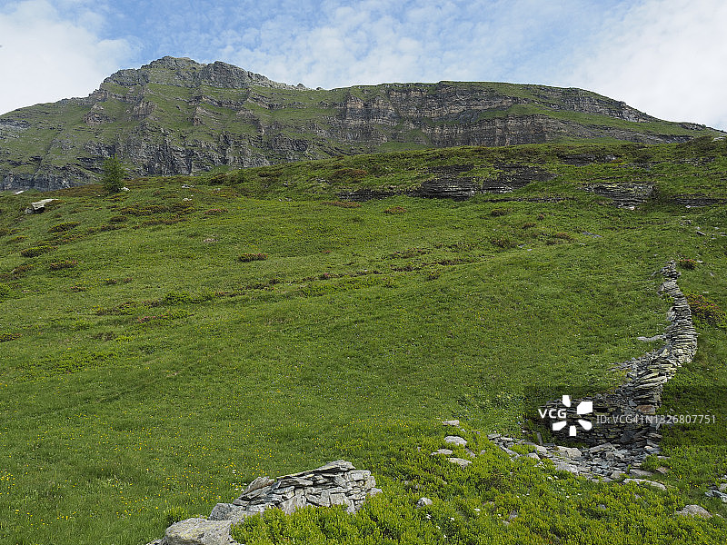 博斯科古林附近罗瓦纳山谷的古石墙和破旧的小木屋图片素材