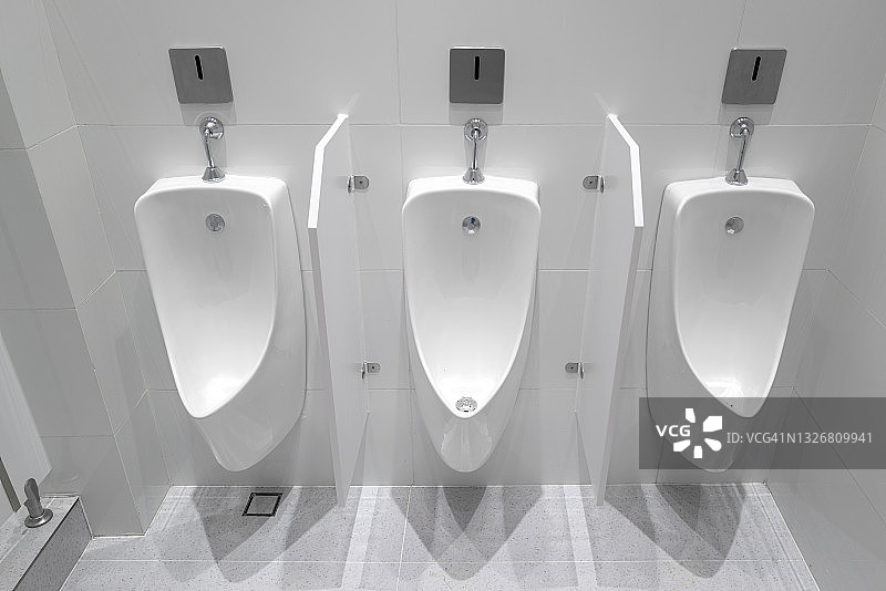 男公共厕所内三个并排小便池图片素材