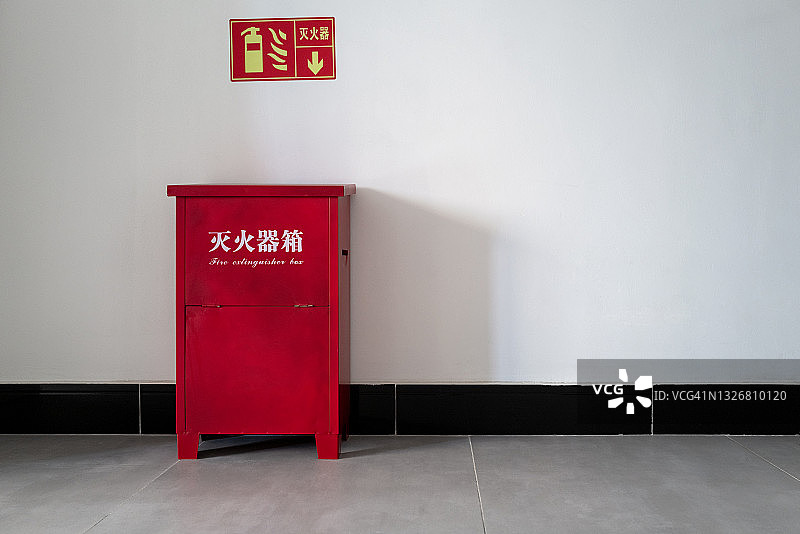 墙边的灭火器箱图片素材