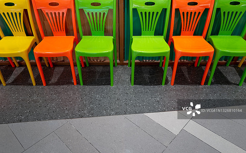 俯瞰一排彩色椅子图片素材