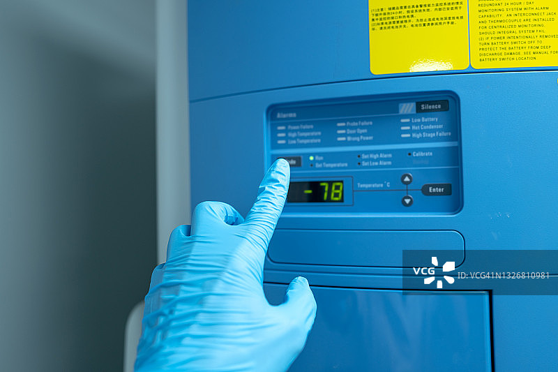 戴防护手套操作超低温冰箱图片素材