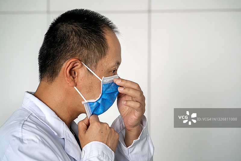 男医生戴着口罩图片素材