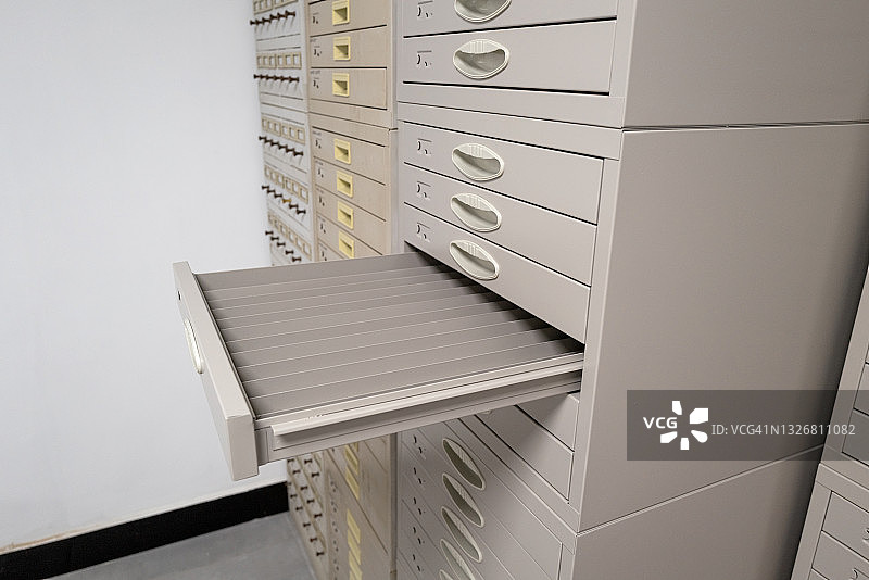 打开的储物柜抽屉图片素材