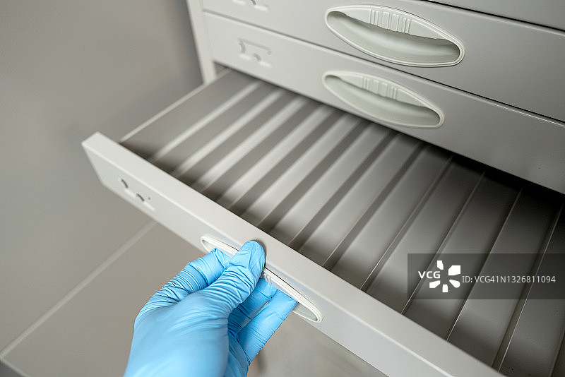 手打开空的样品抽屉图片素材