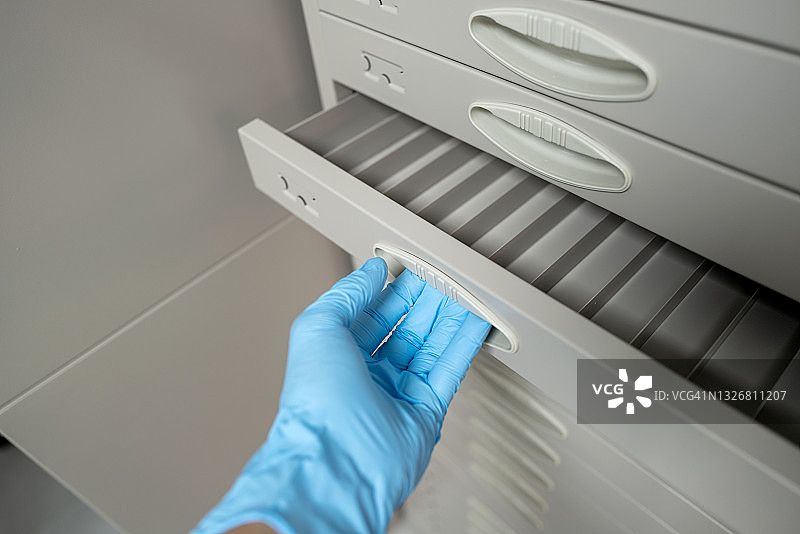 手打开空的样品抽屉图片素材