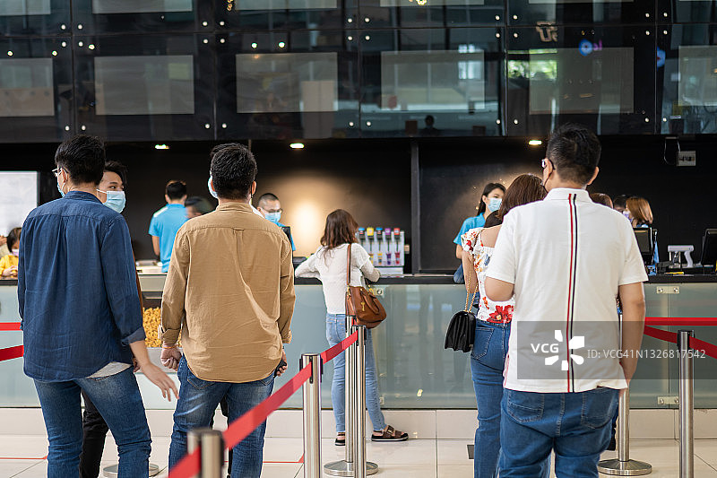 一群人在电影院排队购票图片素材