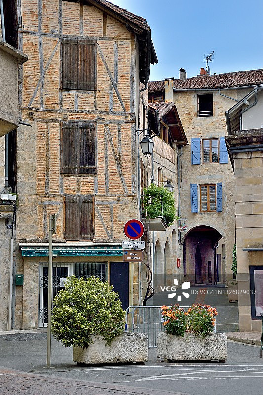 菲雅克：草药广场和卡波特街上的半木结构房屋图片素材