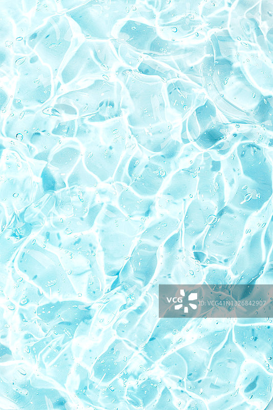 蓝色透明液体保湿精华，含透明质酸，抗菌气泡凝胶，垂直构图图片素材