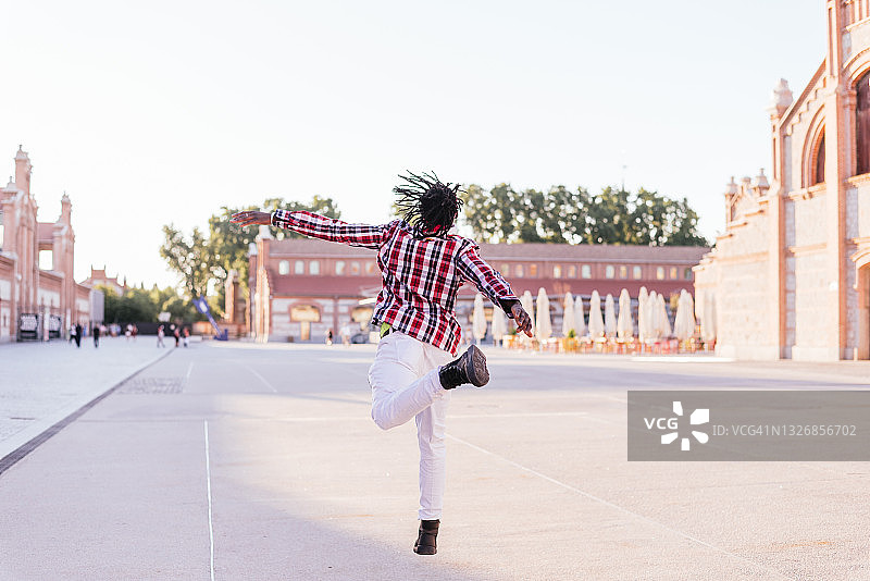 男人跳跃并转身图片素材