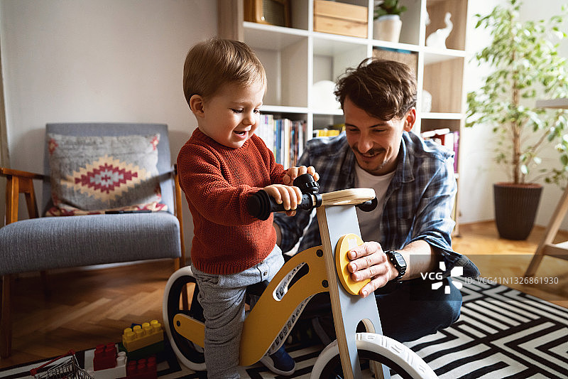白人父子玩平衡车，其乐融融图片素材