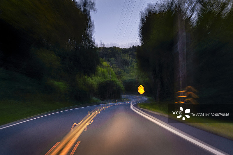 在黄昏时分高速行驶图片素材