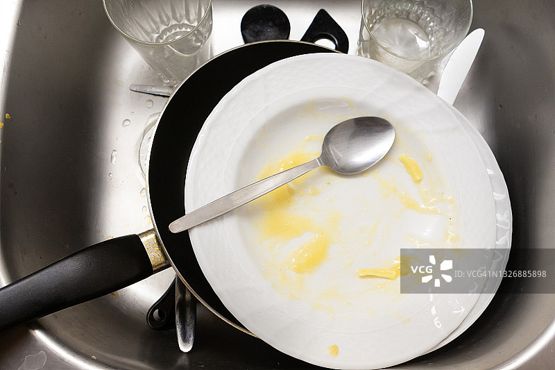 水槽中脏污的餐具图片素材