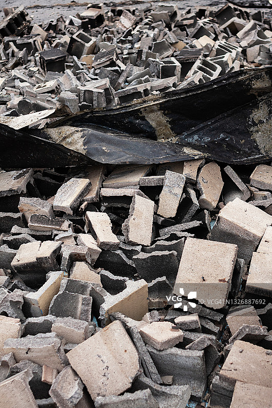 烧毁建筑的煤渣砖和其他建筑部件图片素材