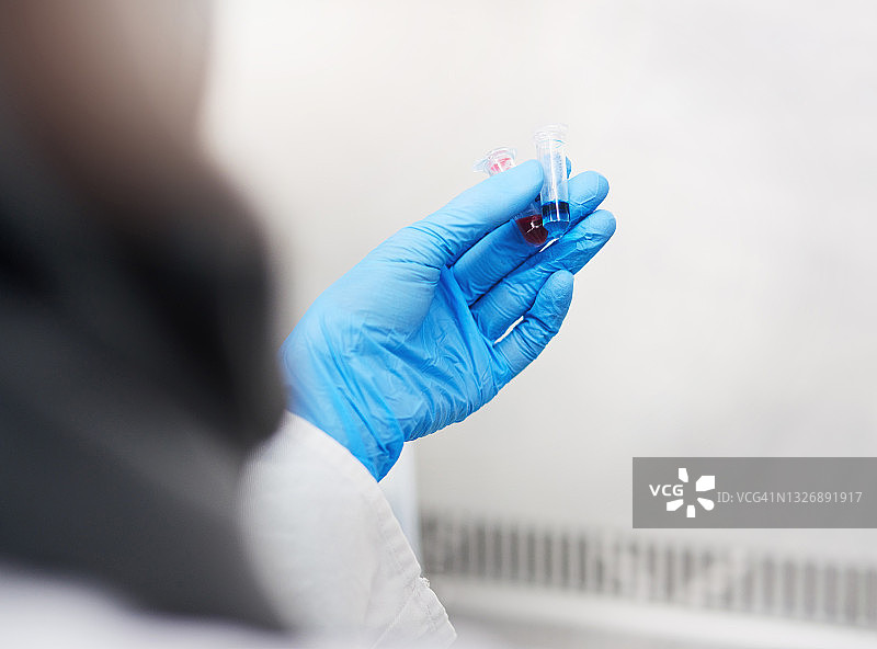 实验室工作人员手持试管图片素材
