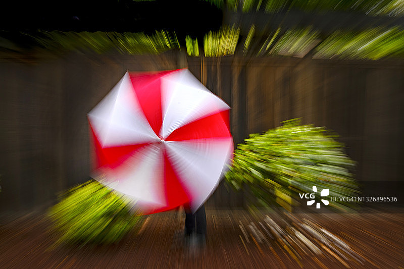 旋转的红色伞图片素材