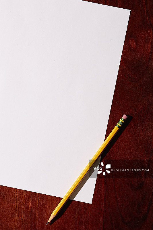 俯视桌面上的空白纸张和铅笔图片素材