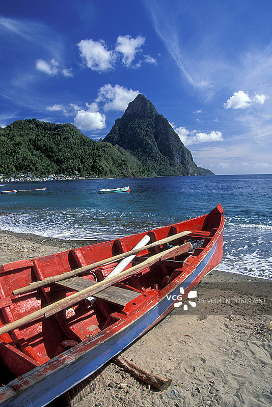 圣卢西亚加勒比海滩传统渔船图片素材