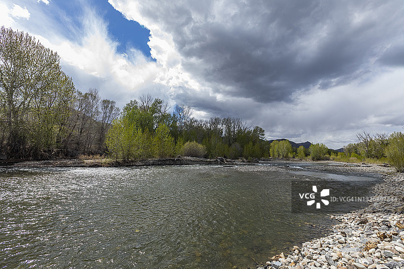 美国爱达荷州贝拉维市太阳谷附近大伍德河春季云景图片素材