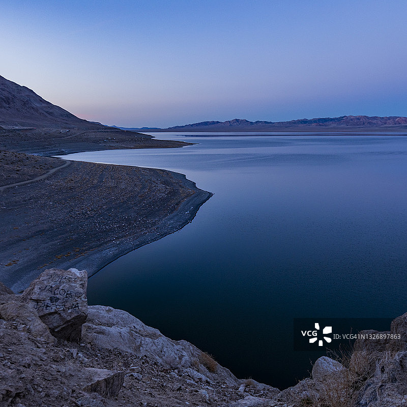美国内华达州霍桑：黄昏时平静的沃克湖图片素材