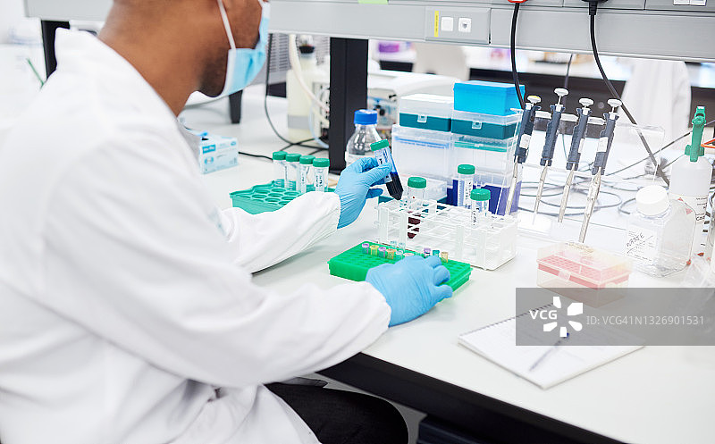 男实验室工作人员整理样品的镜头图片素材