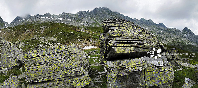 博斯科古林附近徒步小径沿线的花岗岩巨石大全景，罗瓦纳山谷图片素材