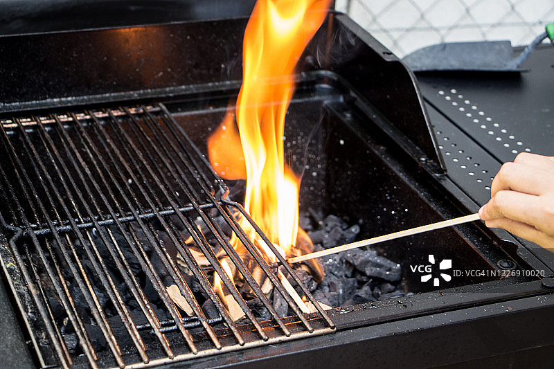 燃烧的火柴特写图片素材