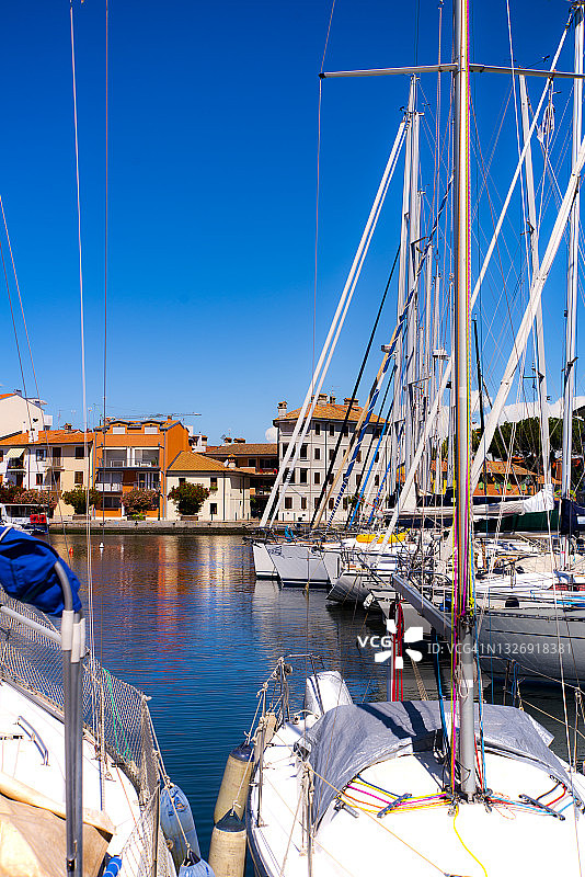 格拉多港口的帆船图片素材