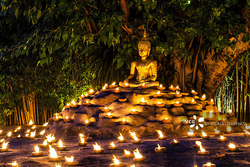 清迈盼道寺金色佛像的烛光照明，泰国图片素材