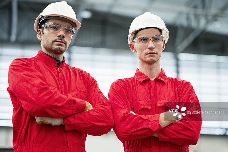 汽车零部件工程工厂里的两位工程师肖像图片素材