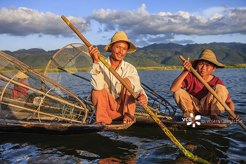缅甸茵莱湖上的渔民图片素材