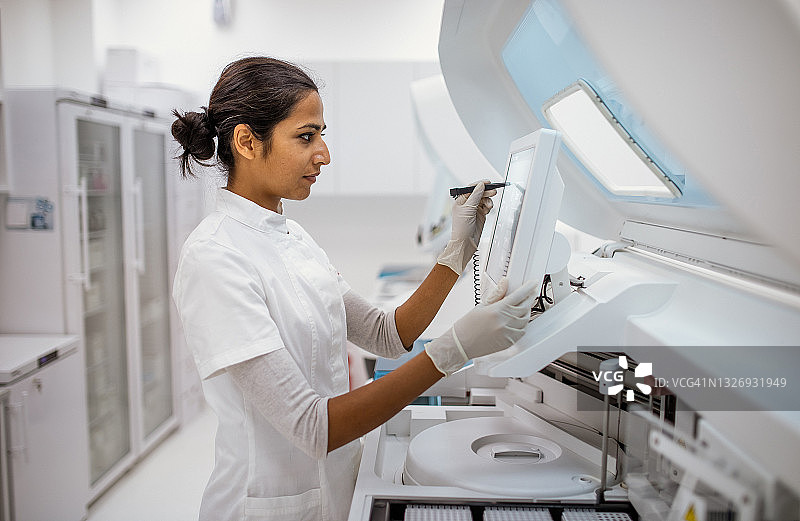 在实验室工作的科学家图片素材