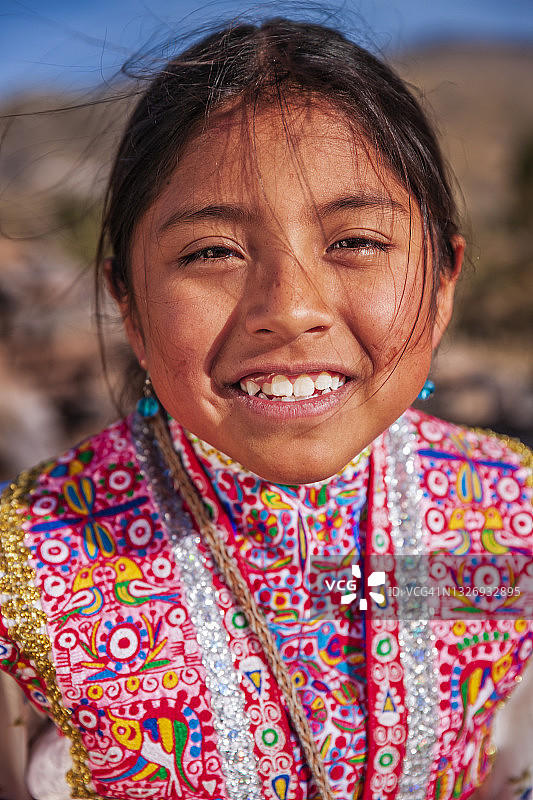 秘鲁科尔卡峡谷附近的穿着民族服装的秘鲁年轻女孩肖像图片素材