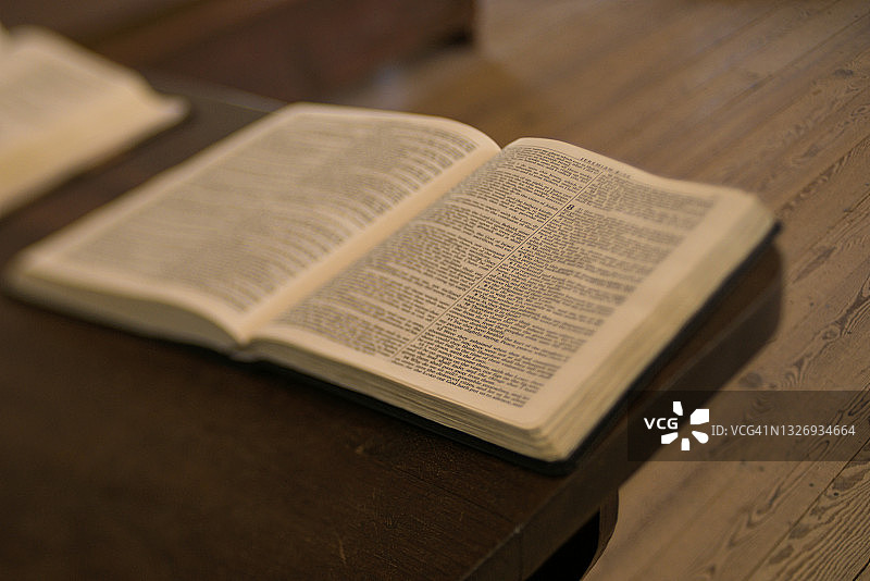 木桌上的旧圣经图片素材