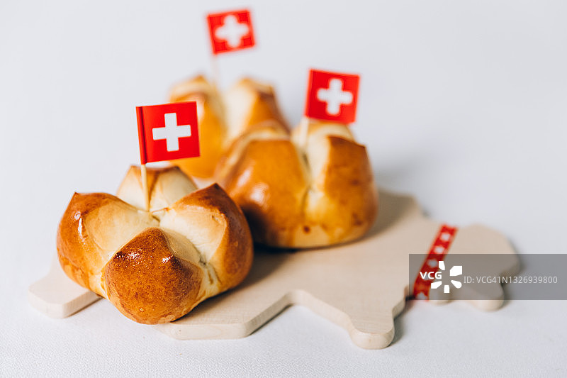 瑞士面包，木制砧板，瑞士形状图片素材