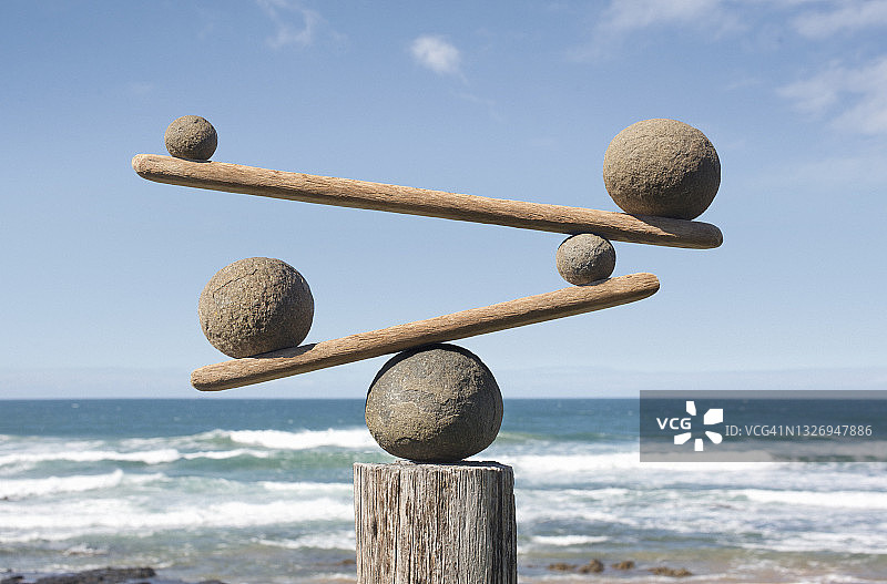 浮木上的平衡石海洋背景图片素材