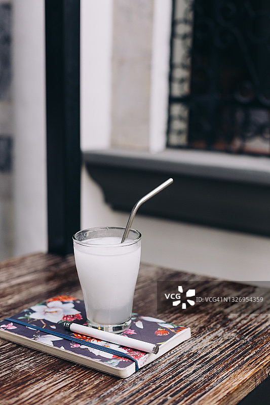 彩色笔记本上的金属吸管冷饮图片素材