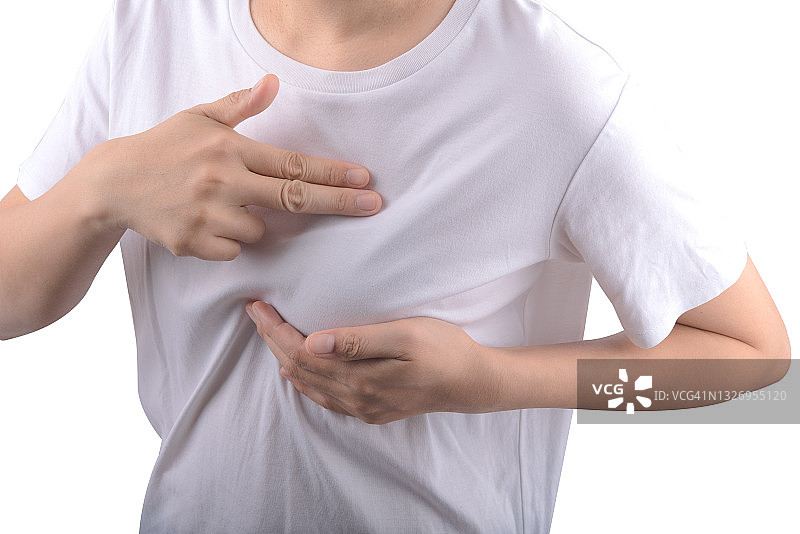 女性胸前佩戴粉色徽章丝带，支持乳腺癌防治事业。医疗保健和乳腺癌防治意识概念图片素材