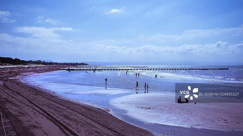 海滩上的人们图片素材